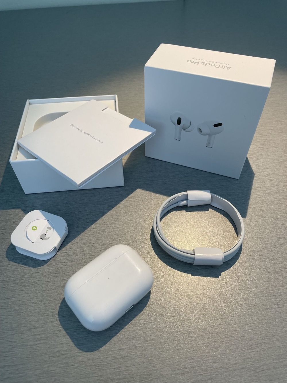 Apple White Wireless Earbuds with Charging Case - True Wireless Stereo
